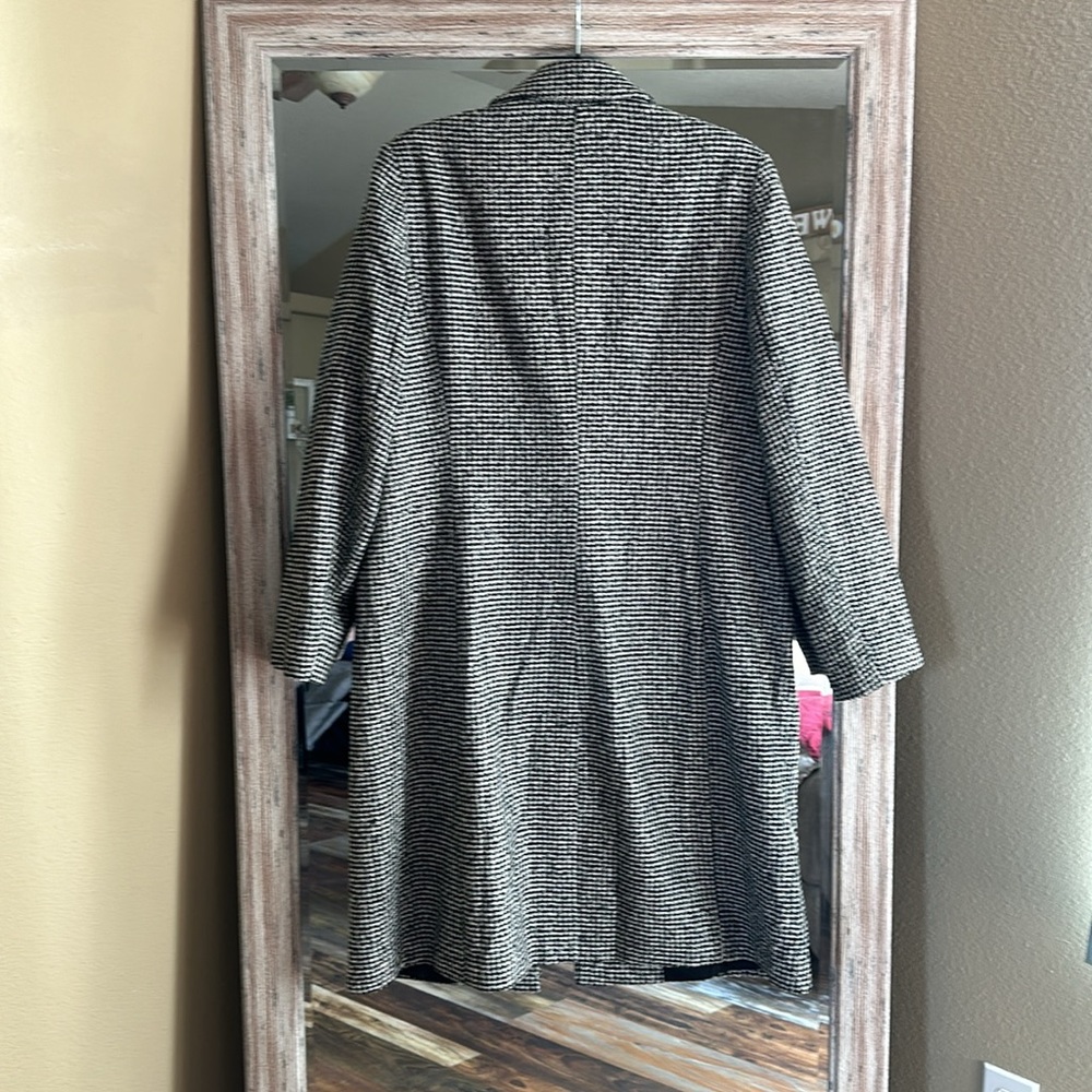 Express large coat. Beautiful condition. - Picture 2 of 2